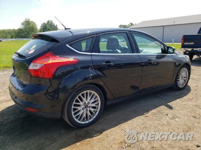 Trzecie zdjęcie samochodu z tyłu: 2014 FORD FOCUS TITANIUM VIN:1FADP3N23EL207535 - miniatura