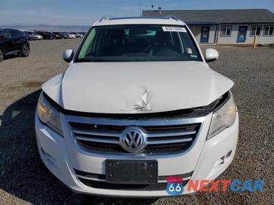Piąte zdjęcie samochodu w środku: 2011 VOLKSWAGEN TIGUAN S VIN:WVGBV7AX0BW569487 - miniatura