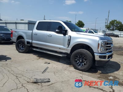 Czwarte zdjęcie samochodu z boku: 2024 FORD F350 SUPER DUTY VIN:1FT8W3BT8RED04283 - miniatura