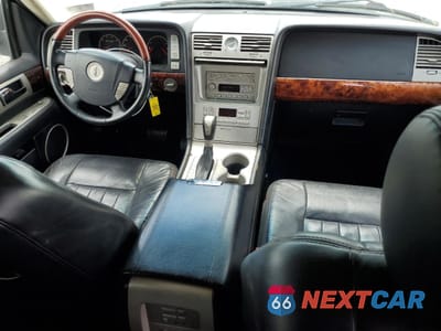 Zdjęcie 8 z 13 samochodu: 2003 LINCOLN NAVIGATOR VIN:5LMFU28RX3LJ05900 - miniatura