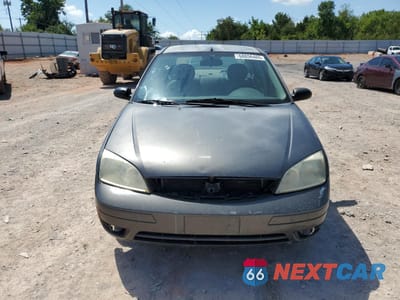 Piąte zdjęcie samochodu w środku: 2005 FORD FOCUS ZX4 VIN:1FAFP34N35W112850 - miniatura