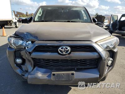 Piąte zdjęcie samochodu w środku: 2018 TOYOTA 4RUNNER SR5 VIN:JTEZU5JR6J5171583 - miniatura