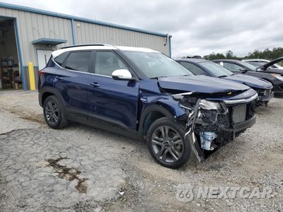 Czwarte zdjęcie samochodu z boku: 2023 KIA SELTOS S VIN:KNDEUCAA3P7369312 - miniatura