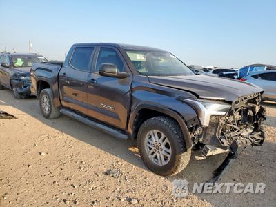 Czwarte zdjęcie samochodu z boku: 2024 TOYOTA TUNDRA CREWMAX SR VIN:5TFLA5DB8RX131104 - miniatura