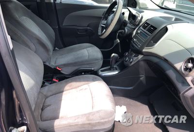 Piąte zdjęcie samochodu w środku: 2015 CHEVROLET SONIC LS VIN:1G1JA6SH1F4168473 - miniatura