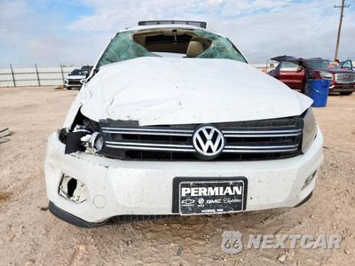 Piąte zdjęcie samochodu w środku: 2017 VOLKSWAGEN TIGUAN WOLFSBURG VIN:WVGRV7AX4HK005713 - miniatura