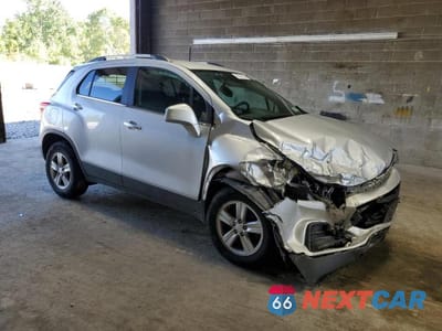 Czwarte zdjęcie samochodu z boku: 2018 CHEVROLET TRAX 1LT VIN:3GNCJPSB2JL201282 - miniatura