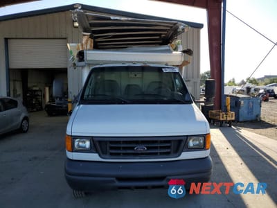 Piąte zdjęcie samochodu w środku: 2007 FORD ECONOLINE E450 SUPER DUTY CUTAWAY VAN VIN:1FDXE45S77DB14464 - miniatura