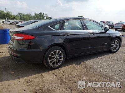 Trzecie zdjęcie samochodu z tyłu: 2019 FORD FUSION SE VIN:3FA6P0LU8KR147809 - miniatura