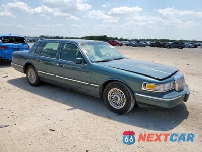 Czwarte zdjęcie samochodu z boku: 1996 LINCOLN TOWN CAR EXECUTIVE VIN:1LNLM81WXTY672992 - miniatura