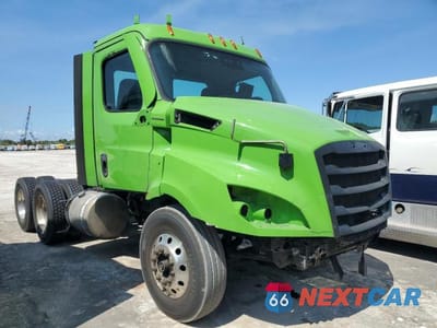 2021 FREIGHTLINER CASCADIA 116 SEMI TRUCK 1FUJHTDV8MLMM8326 - główne zdjęcie licytacji z USA - miniatura