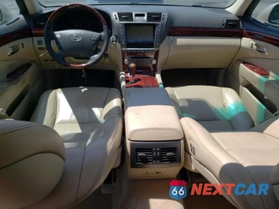 Zdjęcie 8 z 12 samochodu: 2012 LEXUS LS 460 VIN:JTHBL5EF2C5110712 - miniatura