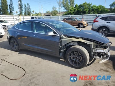 Czwarte zdjęcie samochodu z boku: 2018 TESLA MODEL 3 VIN:5YJ3E1EAXJF045407 - miniatura