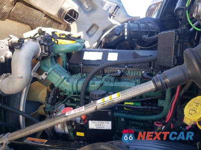 Zdjęcie 7 z 10 samochodu: 2022 VOLVO VNL SEMI TRUCK VIN:4V4NC9EH5NN296602 - miniatura