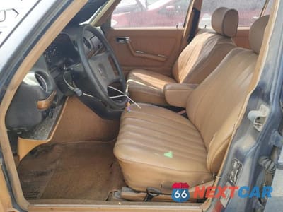 Zdjęcie 7 z 12 samochodu: 1982 MERCEDES-BENZ 300 DT VIN:WDBAB33A2CB000769 - miniatura