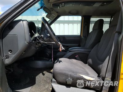 Zdjęcie 7 z 12 samochodu: 2003 GMC SONOMA VIN:1GTDT13X33K104711 - miniatura