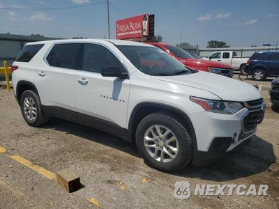 Czwarte zdjęcie samochodu z boku: 2021 CHEVROLET TRAVERSE LS VIN:1GNERFKW8MJ192338 - miniatura