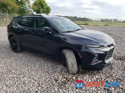 Czwarte zdjęcie samochodu z boku: 2021 CHEVROLET BLAZER RS VIN:3GNKBKRS8MS532430 - miniatura