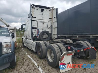 Trzecie zdjęcie samochodu z tyłu: 2012 VOLVO VNL SEMI TRUCK VIN:4V4NC9EH6CN547740 - miniatura