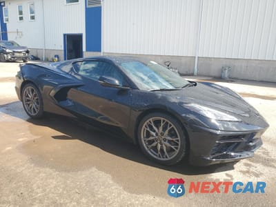 Czwarte zdjęcie samochodu z boku: 2025 CHEVROLET CORVETTE STINGRAY 1LT VIN:1G1YA2D43S5105705 - miniatura