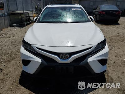 Piąte zdjęcie samochodu w środku: 2018 TOYOTA CAMRY L VIN:4T1B11HK0JU571852 - miniatura