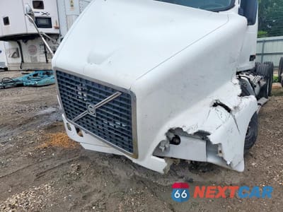 Zdjęcie 9 z 10 samochodu: 2008 VOLVO VNM SEMI TRUCK VIN:4V4MC9GF28N487616 - miniatura