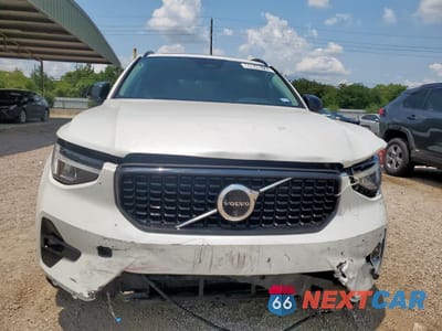 Piąte zdjęcie samochodu w środku: 2025 VOLVO XC40 PLUS VIN:YV4L12UC5S2512349 - miniatura