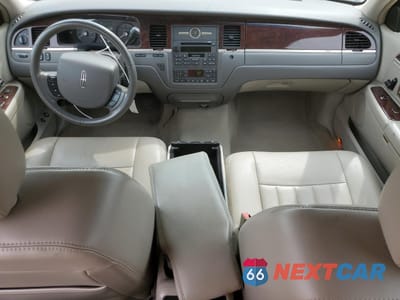 Zdjęcie 8 z 15 samochodu: 2007 LINCOLN TOWN CAR SIGNATURE VIN:1LNHM81W27Y623751 - miniatura