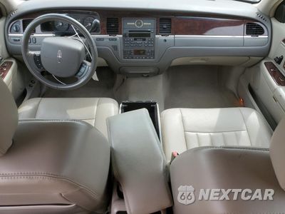 Zdjęcie 8 z 15 samochodu: 2007 LINCOLN TOWN CAR SIGNATURE VIN:1LNHM81W27Y623751 - miniatura