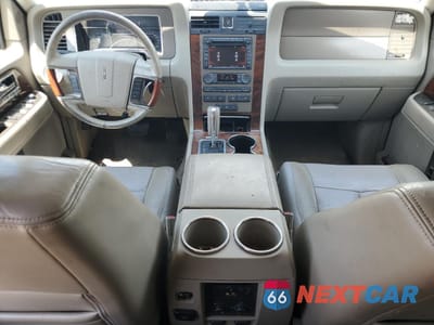 Zdjęcie 8 z 12 samochodu: 2011 LINCOLN NAVIGATOR VIN:5LMJJ2J55BEJ01668 - miniatura