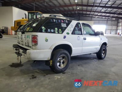 Trzecie zdjęcie samochodu z tyłu: 2003 CHEVROLET BLAZER VIN:1GNCS18X63K137572 - miniatura