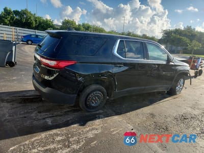Trzecie zdjęcie samochodu z tyłu: 2019 CHEVROLET TRAVERSE LS VIN:1GNERFKW4KJ294765 - miniatura