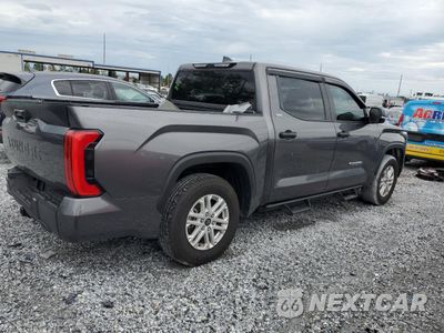 Trzecie zdjęcie samochodu z tyłu: 2024 TOYOTA TUNDRA CREWMAX SR VIN:5TFLA5AB5RX040246 - miniatura
