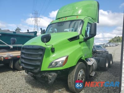 Drugie zdjęcie samochodu z przodu: 2022 FREIGHTLINER CASCADIA 116 SEMI TRUCK VIN:1FUJHTDV5NLNG8162 - miniatura