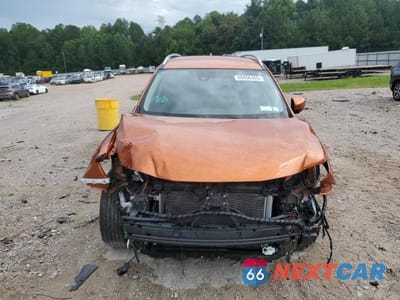 Piąte zdjęcie samochodu w środku: 2019 NISSAN ROGUE S VIN:JN8AT2MV2KW374353 - miniatura