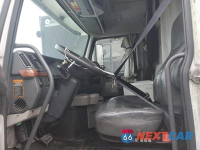 Piąte zdjęcie samochodu w środku: 2012 VOLVO VNL SEMI TRUCK VIN:4V4NC9EH6CN547740 - miniatura
