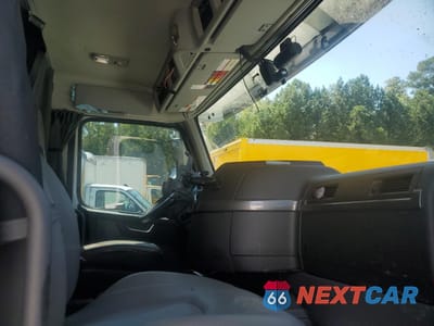 Piąte zdjęcie samochodu w środku: 2024 VOLVO VNL42T400 - TRUCKS SEMI TRUCK VIN:4V4NC9EJ8RN653926 - miniatura