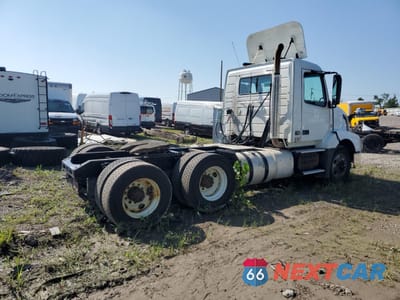 Czwarte zdjęcie samochodu z boku: 2016 VOLVO VNL SEMI TRUCK VIN:4V4NC9EG3GN947316 - miniatura