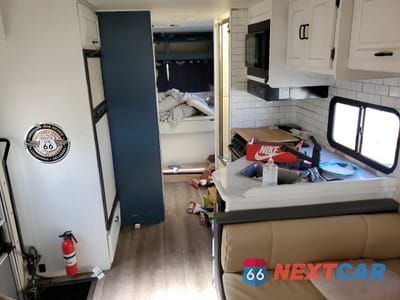 Zdjęcie 6 z 10 samochodu: 2008 FORD ECONOLINE E350 SUPER DUTY CUTAWAY VAN VIN:1FDWE35S98DB25361 - miniatura