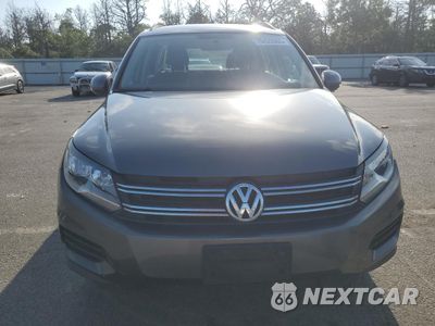 Piąte zdjęcie samochodu w środku: 2017 VOLKSWAGEN TIGUAN S VIN:WVGBV7AXXHK043433 - miniatura