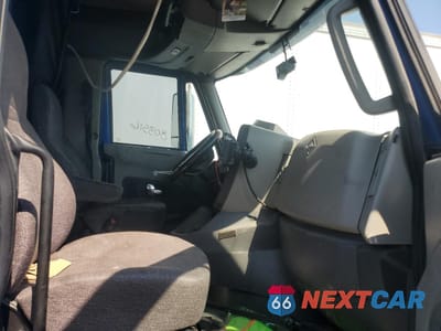 Piąte zdjęcie samochodu w środku: 2016 INTERNATIONAL PROSTAR SEMI TRUCK VIN:3HSDJAPR7GN221967 - miniatura