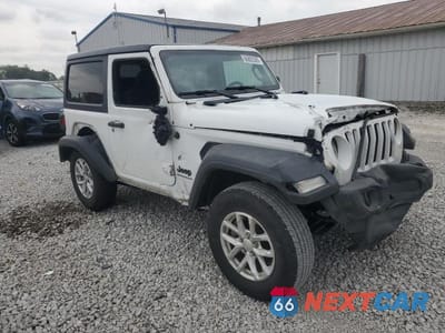 Czwarte zdjęcie samochodu z boku: 2023 JEEP WRANGLER SPORT VIN:1C4HJXAG0PW677402 - miniatura