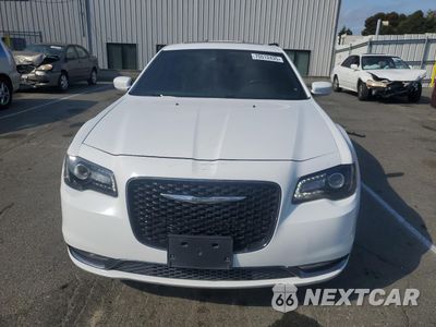 Piąte zdjęcie samochodu w środku: 2016 CHRYSLER 300 S VIN:2C3CCABG9GH230179 - miniatura