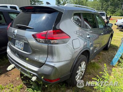 Czwarte zdjęcie samochodu z boku: 2017 NISSAN ROGUE SV VIN:5N1AT2MV0HC815513 - miniatura