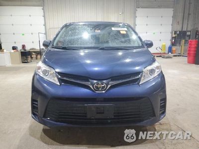 Piąte zdjęcie samochodu w środku: 2018 TOYOTA SIENNA LE 7-PASSENGER VIN:5TDJZ3DC6JS206454 - miniatura