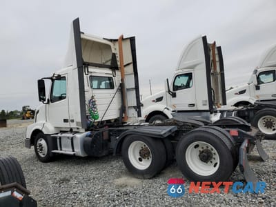 Trzecie zdjęcie samochodu z tyłu: 2016 VOLVO VNL SEMI TRUCK VIN:4V4NC9TH9GN965704 - miniatura