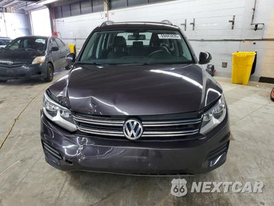 Piąte zdjęcie samochodu w środku: 2016 VOLKSWAGEN TIGUAN S VIN:WVGBV7AX4GW608587 - miniatura