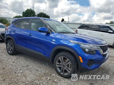 Czwarte zdjęcie samochodu z boku: 2023 KIA SELTOS LX VIN:KNDEPCAA8P7358958 - miniatura