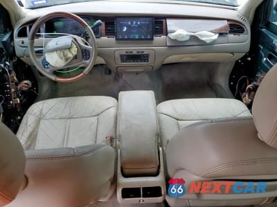 Zdjęcie 8 z 15 samochodu: 2000 LINCOLN TOWN CAR EXECUTIVE VIN:1LNHM81W8YY820974 - miniatura