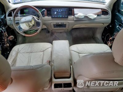 Zdjęcie 8 z 15 samochodu: 2000 LINCOLN TOWN CAR EXECUTIVE VIN:1LNHM81W8YY820974 - miniatura